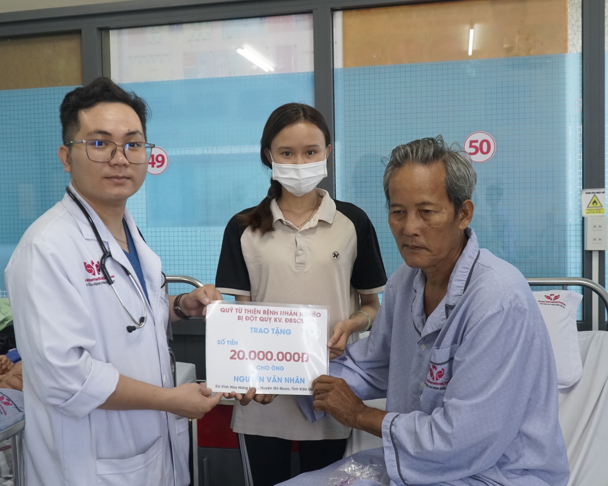 NGƯỜI ĐÀN ÔNG BỊ ĐỘT QUỴ ĐƯỢC CỨU SỐNG DÙ ĐẾN TRỄ GIỜ VÀNG