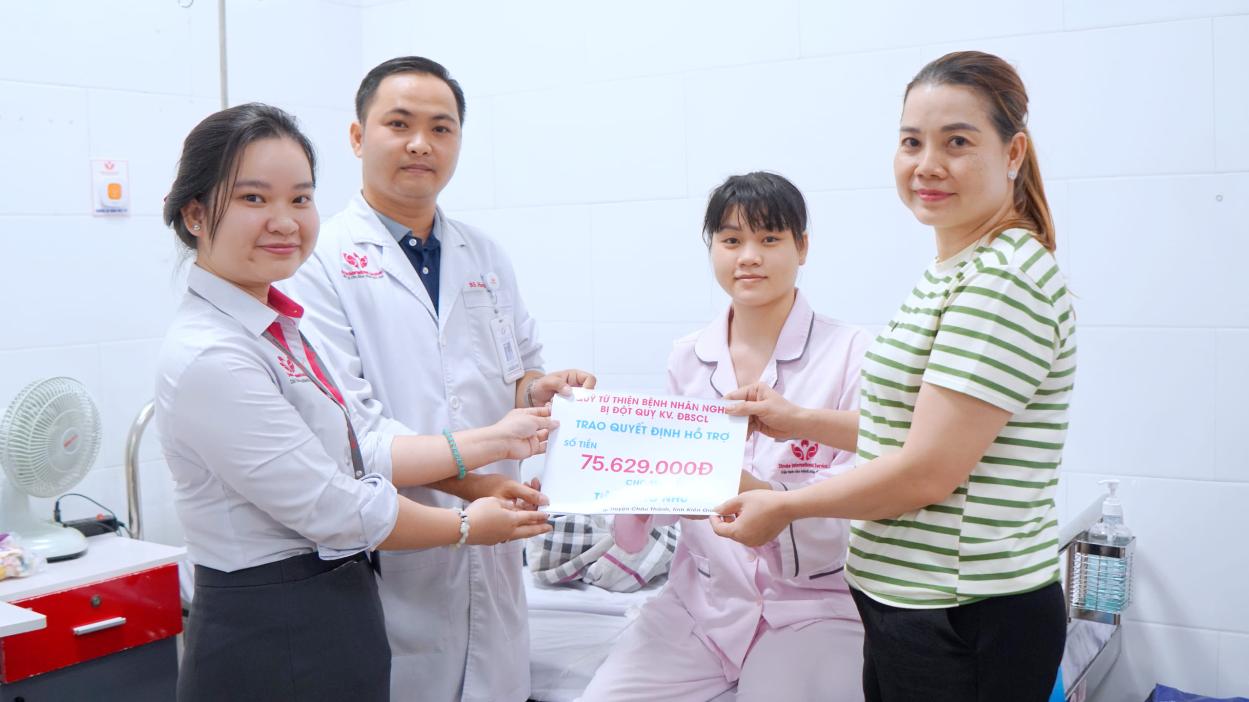 TRAO TIỀN HỖ TRỢ EM TIÊU HỒNG NHƯ