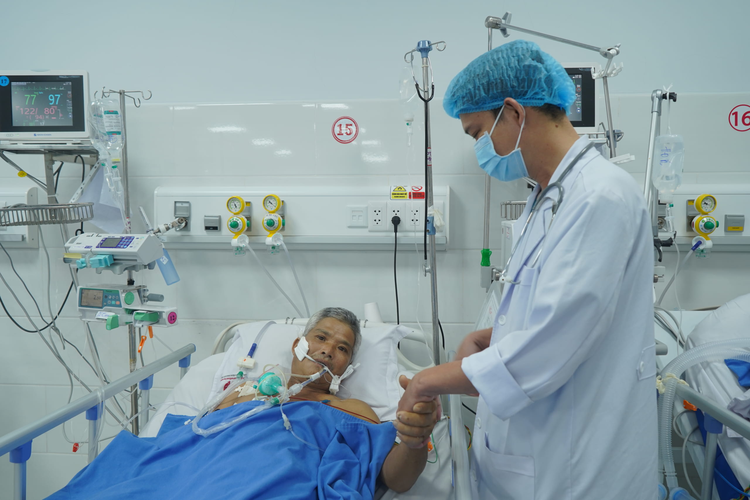 Người thợ hồ nghèo thoát chết ngoạn mục nhờ bác sĩ quyết tâm cứu không chờ tạm ứng, mong một phép màu từ cộng đồng